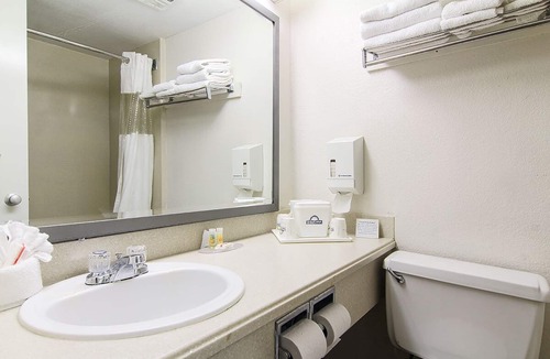 Dallas Design District Hotel | Days Inn by Wyndham Market Center Dallas Love Field