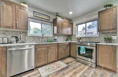 Dearborn Heights House | Dearborn Heights Home ~ 16 Mi to Downtown Detroit!