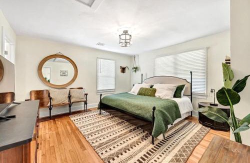 Siloam Springs House | Decca's Uptown Oasis