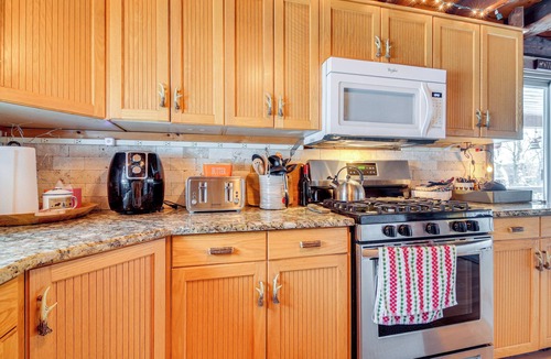 Pittsburg Cabin | Deck & Fire Pit: Secluded Cabin Near Lake Francis!