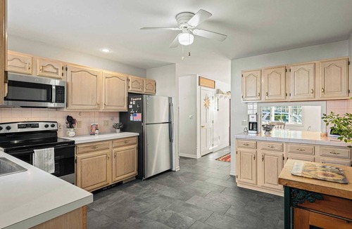 Tafton Cottage | Deck w/Lake Views, Fireplace, Shuffleboard, and Office Lakeside Retreat