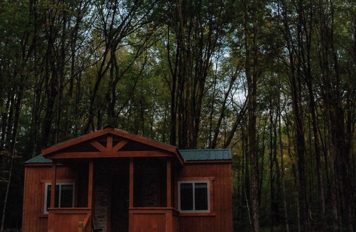 Durhamville Cabin | Delightful 1 Bedroom Glamping cabin in Camden awaits you - Shared Bathroom cabin