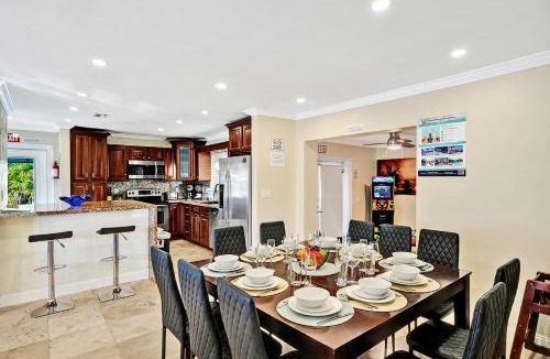 Dania Beach House | Deluxe Home Heated Pool & Jetted Tub near Beach