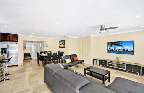 Dania Beach House | Deluxe Home Heated Pool & Jetted Tub near Beach