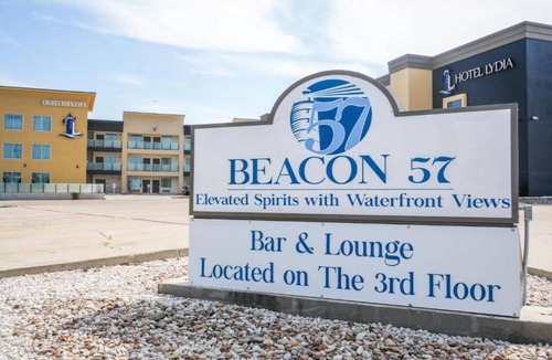 Port Aransas Apartment | Deluxe Single King Room with Sofa Bed- WA