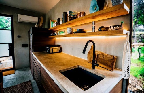 Oatmeal Cabin | Design Tiny Cabin with Outdoor Bath and Hot-Tub in Texas