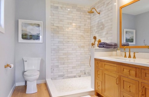 Monmouth House | Designer 5-bedroom farmhouse with private lake access in Monmouth Maine.