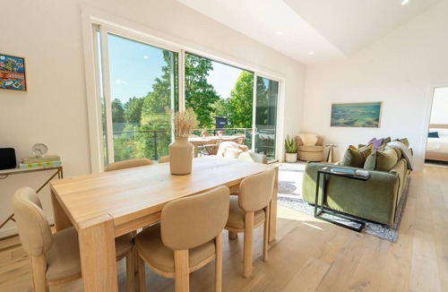Young Harris House | Designer Mountain Retreat - Hot Tub + Mtn Views + Pickleball + King beds