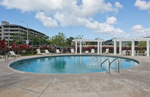 Portlock Condo | Designer Studio in Hawaii Kai! Close to beaches, shopping, and hiking!