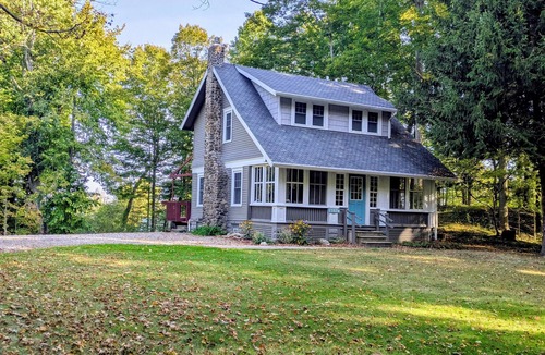 East Springfield House | DIRECT beach access from property - 5 lakefront acres