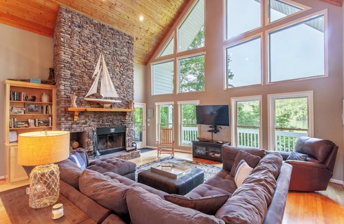 Topton House | Direct Lakefront 5BR/4B Spectacular Mt & Lake front Views - Satellite and Wifi