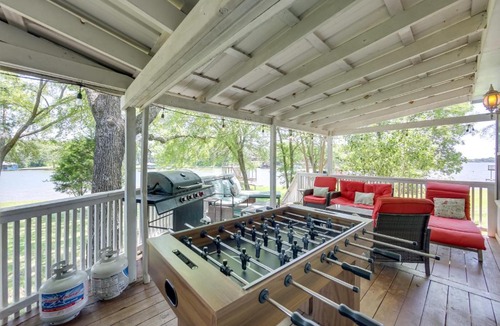 Enchanted Oaks House | Dock, Deck & Kayaks: Home on Cedar Creek Reservoir