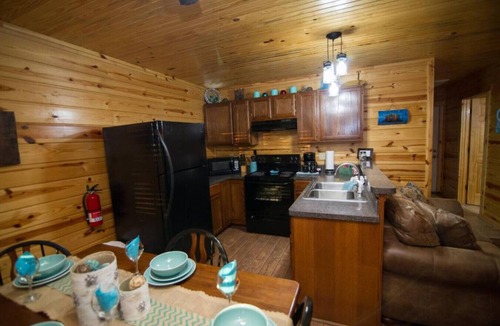 Hochatown Cabin | Dog-Friendly Cabin w/Hot Tub in Heart of Hochatown