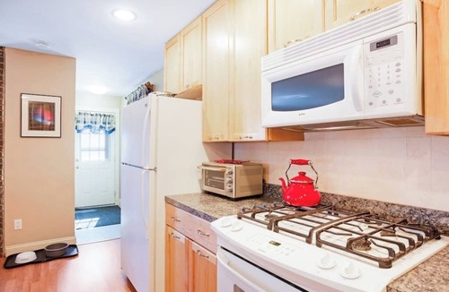 Seal Cove Cabin | Dog-friendly home in great locale close to the ocean with yard, streaming, W/D