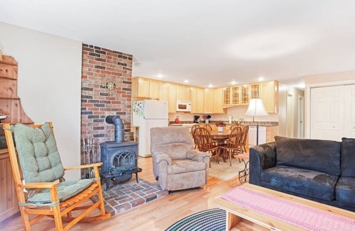 Seal Cove Cabin | Dog-friendly home in great locale close to the ocean with yard, streaming, W/D