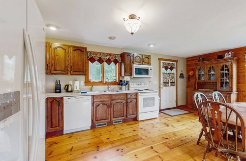 Jefferson House | Dog-friendly home with huge yard - near swimming hole, snowmobiling