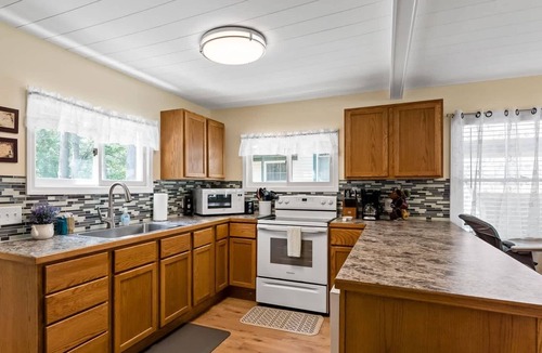 Pullman House | Dog-Friendly Idyllic Lakefront Home