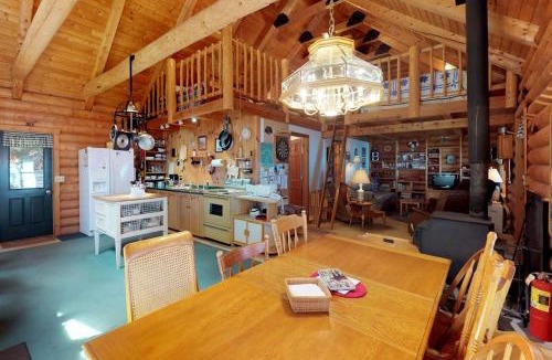 Rockwood House | Dog-Friendly Lakefront Log Cabin with Peaceful Atmosphere, Dock & Boat Launch