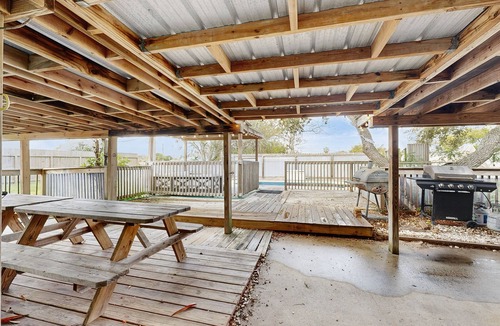 Flour Bluff House | Dog-friendly retreat with a private pool, fenced yard, & AC - close to fishing