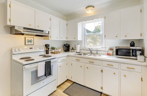 Lincoln Cabin | Dog-Friendly Retreat Near Delaware Bay