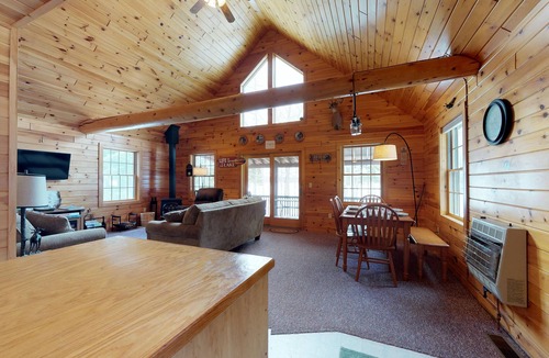 Greenville House | Dog-Friendly Secluded Lakefront Log Cabin with Rustic Atmosphere, Free WiFi
