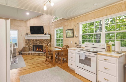 Screamer Mountain Cabin | Dog-friendly steps to Warwoman Dell in the Chattahoochee National Forest