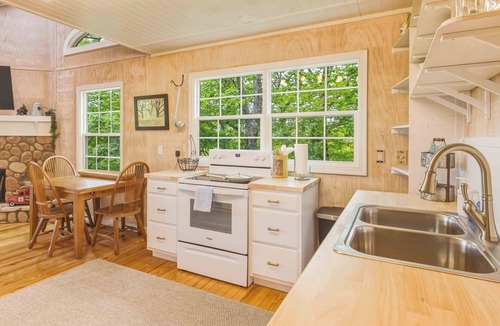 Screamer Mountain Cabin | Dog-friendly steps to Warwoman Dell in the Chattahoochee National Forest