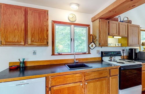 Waldoboro Cottage | Dog-Friendly Waterfront Home w/Deck, Gas Grill, Views, Free WiFi, Washer/Dryer
