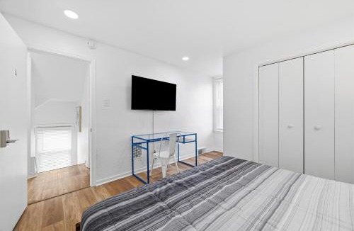 Dormont House | Dormont, Pittsburgh !A Spacious and Modern Private Bedroom with Shared Bathroom