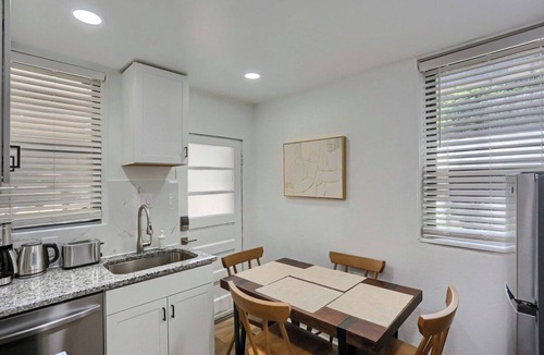 South Hills Apartment | Dormont, Potomac @1 Stylish and Modern 2BD Apartment