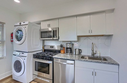 South Hills Apartment | Dormont, Potomac @3 Stylish and Cozy 2 Bedroom Private Apartment