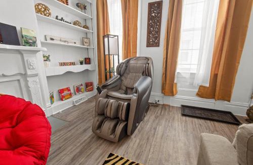 South Side Flats House | Double Living, Yard, BBQ, Massage & South Side Fun