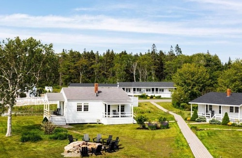 Ocean Point House | Double Queen w/Porch | Bluebird Ocean Point Inn | Private Beach Access