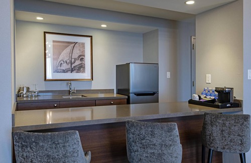 Jasper Place Hotel | DoubleTree by Hilton Hotel West Edmonton