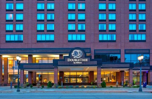 Downtown Hotel | DoubleTree by Hilton Lansing