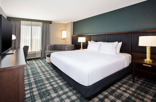 Downtown Hotel | DoubleTree by Hilton Lansing
