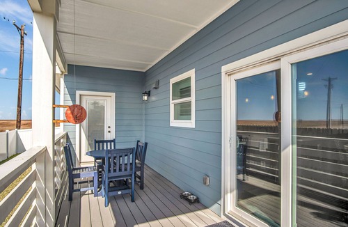 Port Aransas House | Downtime | Pet Friendly, Walk to Beach, Pool