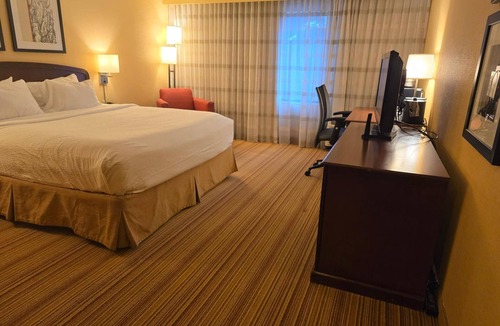 Altoona Hotel | Downtown Altoona Retreat w/Easy Convention Access, Museums & Art Attractions