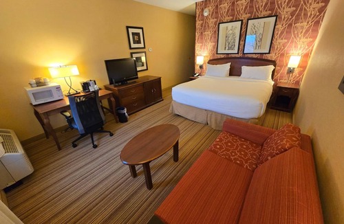 Altoona Hotel | Downtown Altoona Retreat w/Easy Convention Access, Museums & Art Attractions