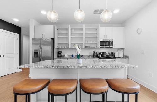 Little Italy Apartment | Downtown CLEV 2BR | Free Garage + Pets, W/D