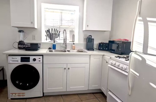 Barelas Apartment | Downtown District - Modern Apt Yard, King Bed, W/D