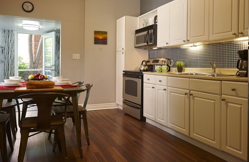 Central Hamilton House | Downtown Hamilton 2 Bedroom Private Home With Fenced Deck- Chic And Comfortable