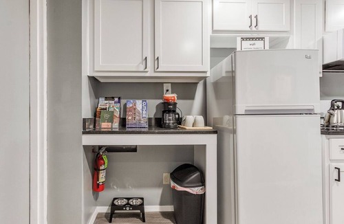 Guthrie Apartment | Downtown Historic Apt. Sleeps 4. Wi-fi. Pets OK!