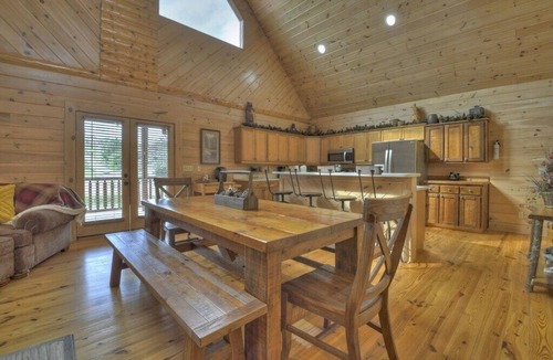 Blue Ridge Cabin | Downtown Lodge Blue Ridge, sleeps 14,walk to strip