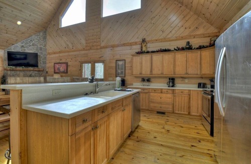 Blue Ridge Cabin | Downtown Lodge Blue Ridge, sleeps 14,walk to strip