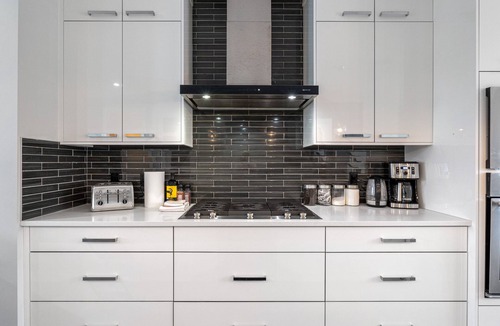 Parkhill-Stanley Park House | Downtown Luxury with Fast Wi-Fi & Amazing Kitchen!