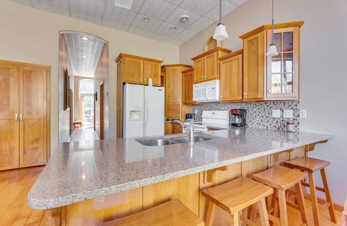 McGregor Condo | Downtown McGregor Condo w/Restaurant On-Site!