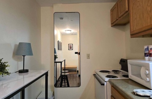 Downtown Pittsburgh Apartment | Downtown Studio Retreat | Queen Bed + 55” Smart TV