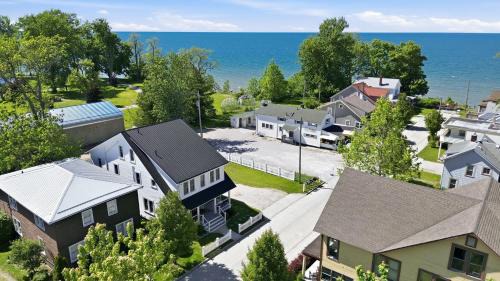 Geneva-on-the-Lake House | Dragonfly Guest House-GOTL Strip