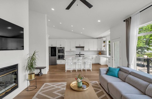 Draper House | Draper Skyline Retreat | Hot Tub & 6BDR
